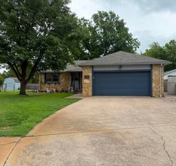 4 Park Ct, Valley Center, KS 67147