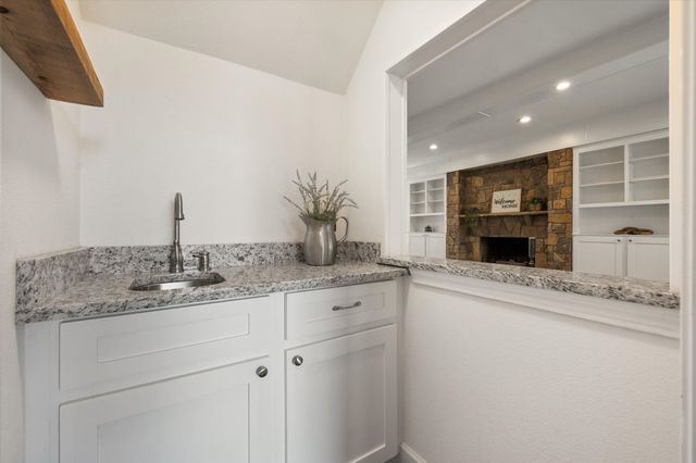 1404 Creekford Drive, Arlington, TX 76012