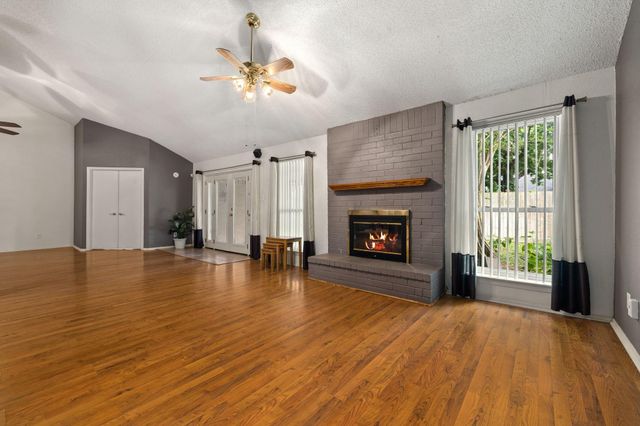 2811 Whispering Springs Drive, Spring, TX 77373