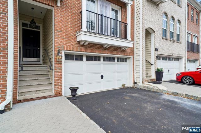 21 Creekside Court, Secaucus, NJ 07094