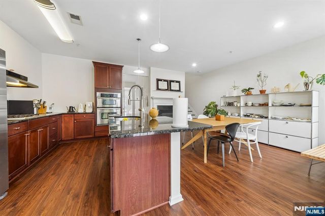 21 Creekside Court, Secaucus, NJ 07094