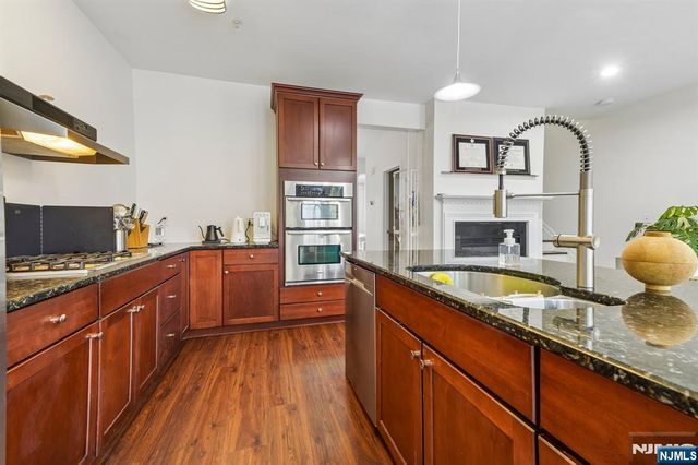 21 Creekside Court, Secaucus, NJ 07094