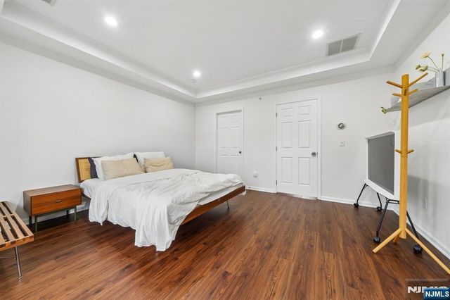 21 Creekside Court, Secaucus, NJ 07094