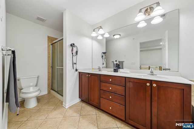 21 Creekside Court, Secaucus, NJ 07094
