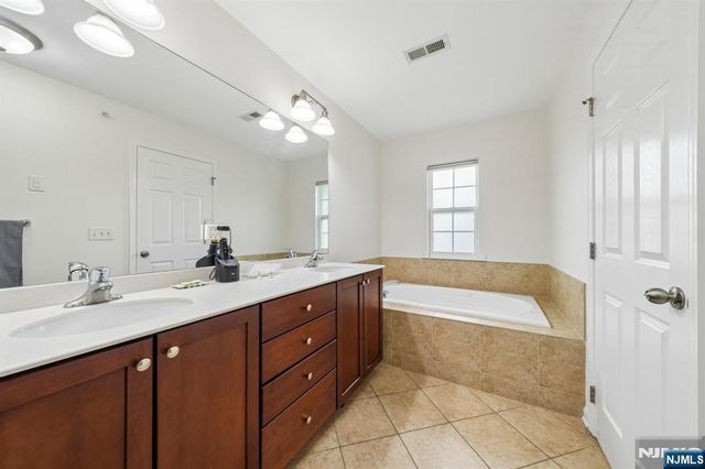 21 Creekside Court, Secaucus, NJ 07094