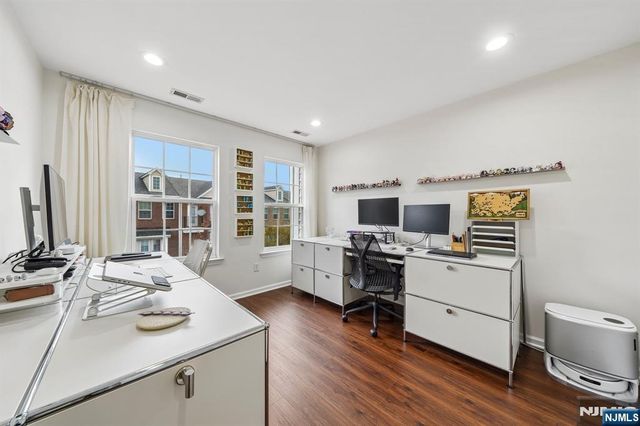 21 Creekside Court, Secaucus, NJ 07094