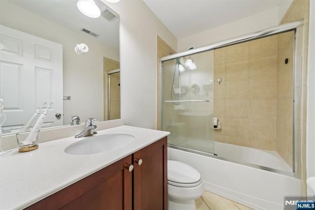 21 Creekside Court, Secaucus, NJ 07094