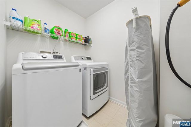 21 Creekside Court, Secaucus, NJ 07094