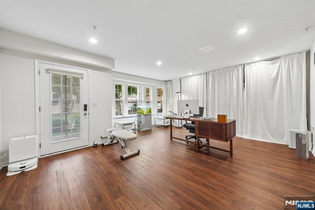 21 Creekside Court, Secaucus, NJ 07094