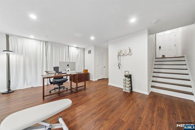 21 Creekside Court, Secaucus, NJ 07094