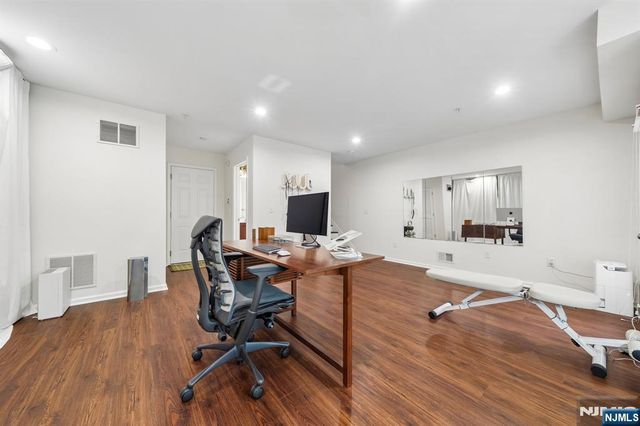 21 Creekside Court, Secaucus, NJ 07094