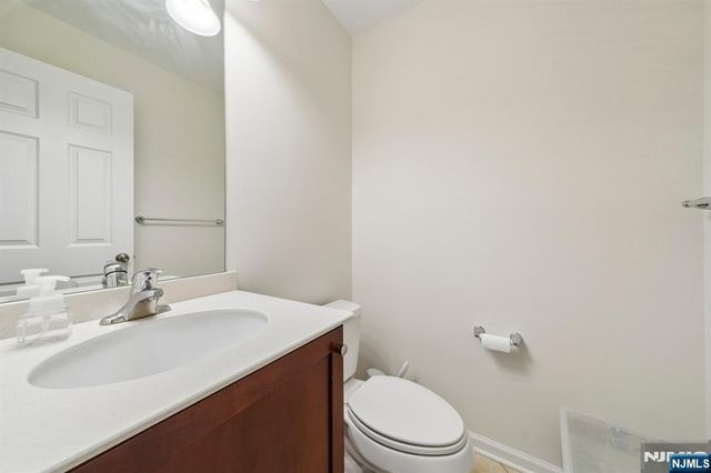 21 Creekside Court, Secaucus, NJ 07094