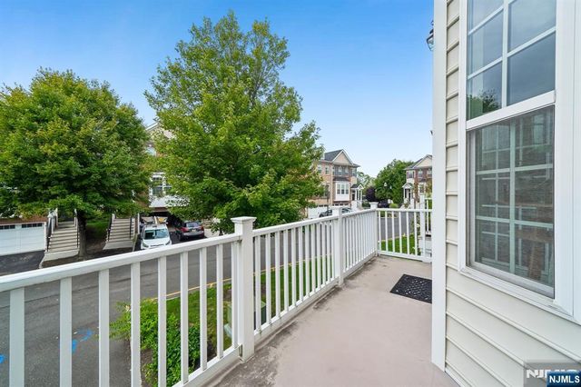 21 Creekside Court, Secaucus, NJ 07094
