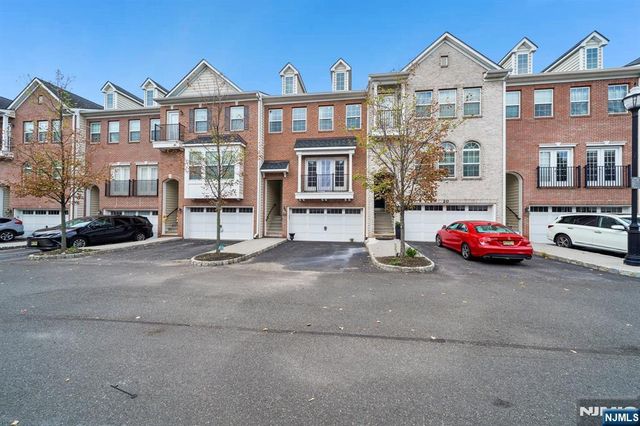 21 Creekside Court, Secaucus, NJ 07094
