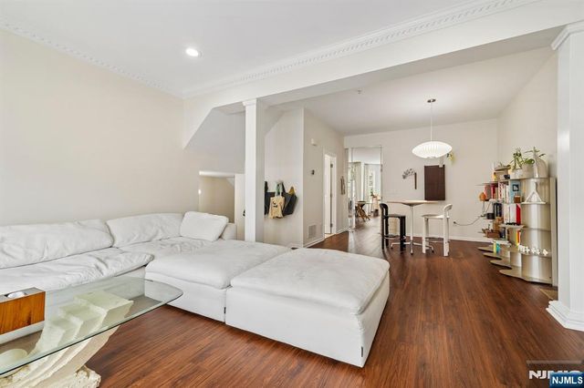 21 Creekside Court, Secaucus, NJ 07094