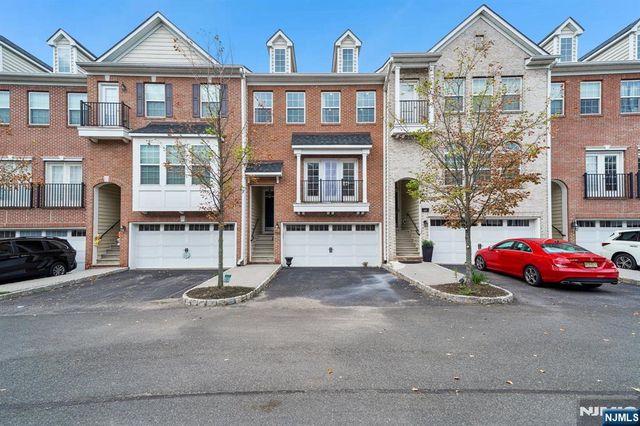 21 Creekside Court, Secaucus, NJ 07094