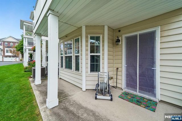 21 Creekside Court, Secaucus, NJ 07094
