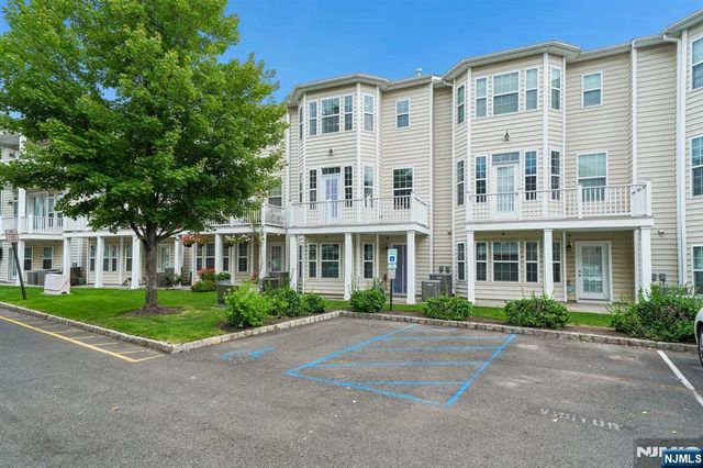 21 Creekside Court, Secaucus, NJ 07094