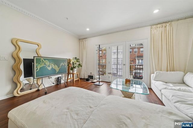 21 Creekside Court, Secaucus, NJ 07094
