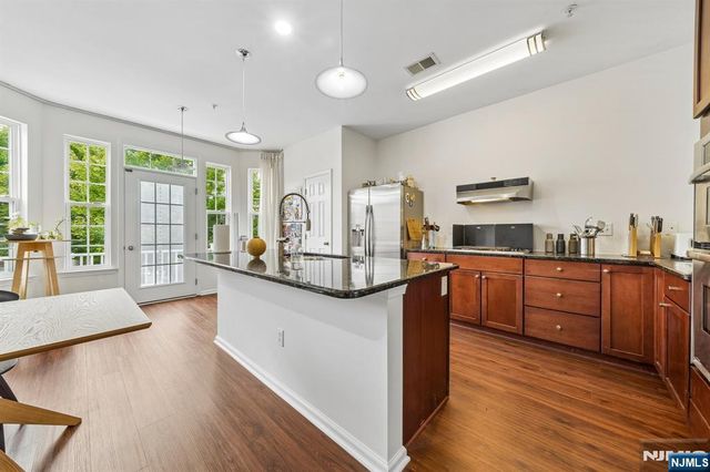 21 Creekside Court, Secaucus, NJ 07094