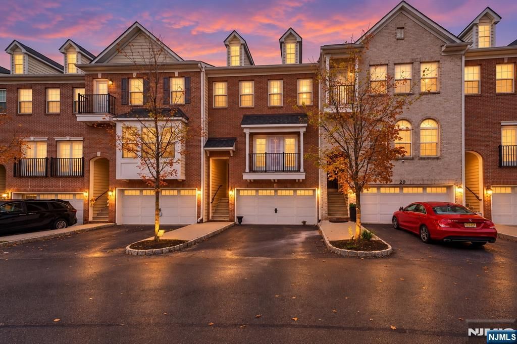 21 Creekside Court, Secaucus, NJ 07094