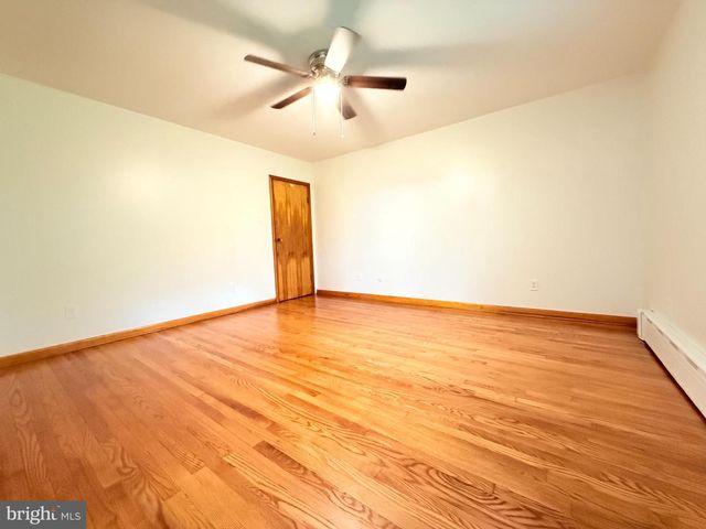 2392 E AVENUE, Levittown, PA 19056