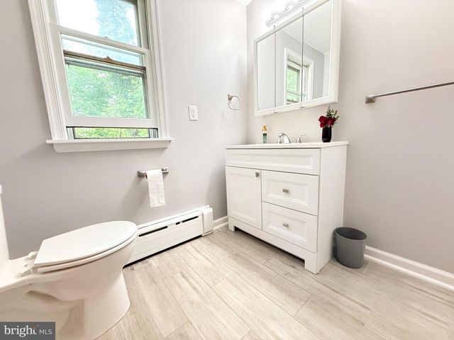 2392 E AVENUE, Levittown, PA 19056