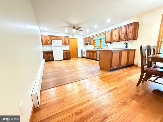 2392 E AVENUE, Levittown, PA 19056