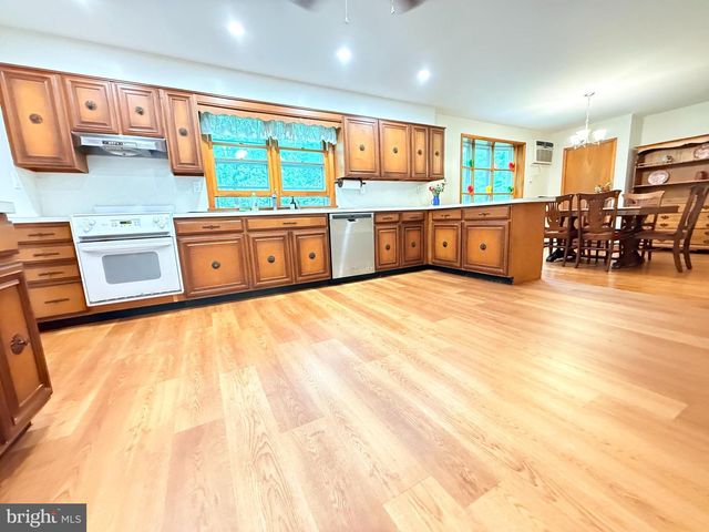2392 E AVENUE, Levittown, PA 19056