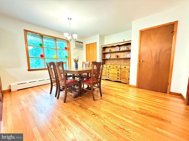 2392 E AVENUE, Levittown, PA 19056