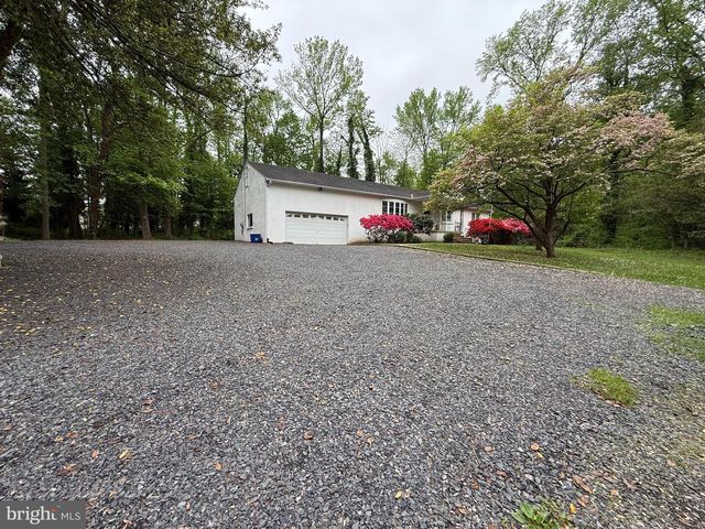 2392 E AVENUE, Levittown, PA 19056