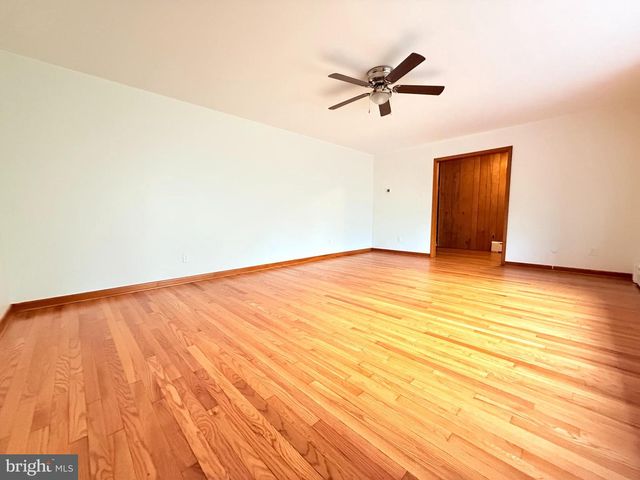 2392 E AVENUE, Levittown, PA 19056