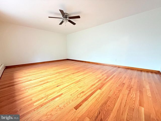 2392 E AVENUE, Levittown, PA 19056