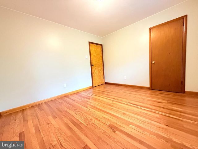 2392 E AVENUE, Levittown, PA 19056