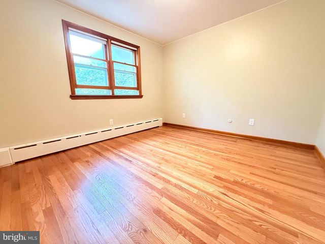 2392 E AVENUE, Levittown, PA 19056