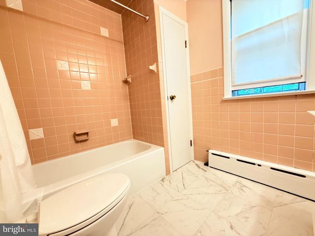 2392 E AVENUE, Levittown, PA 19056