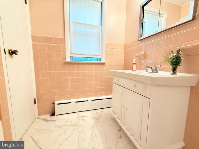2392 E AVENUE, Levittown, PA 19056