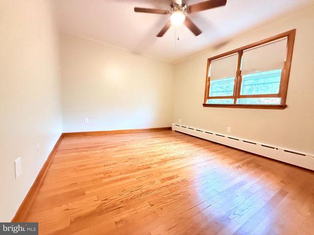2392 E AVENUE, Levittown, PA 19056