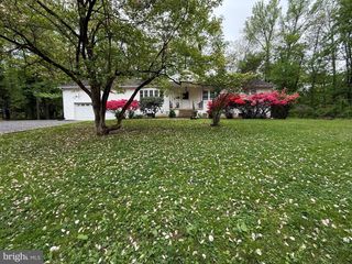 2392 E AVENUE, Levittown, PA 19056