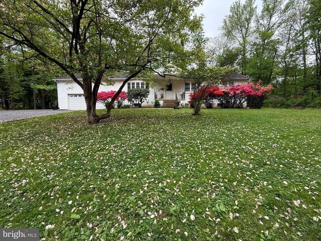 2392 E AVENUE, Levittown, PA 19056