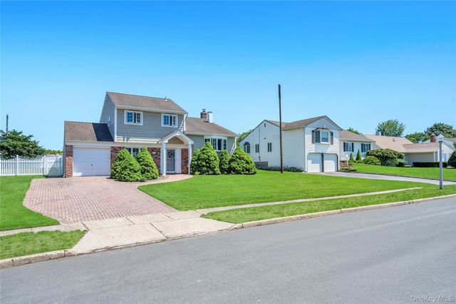 12 Sagebrush Lane, Kings Park, NY 11754