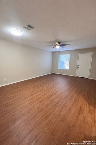 534 DUKEWAY DR B, Universal City, TX 78148