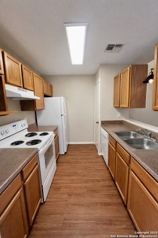 534 DUKEWAY DR B, Universal City, TX 78148