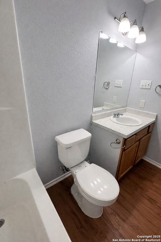 534 DUKEWAY DR B, Universal City, TX 78148