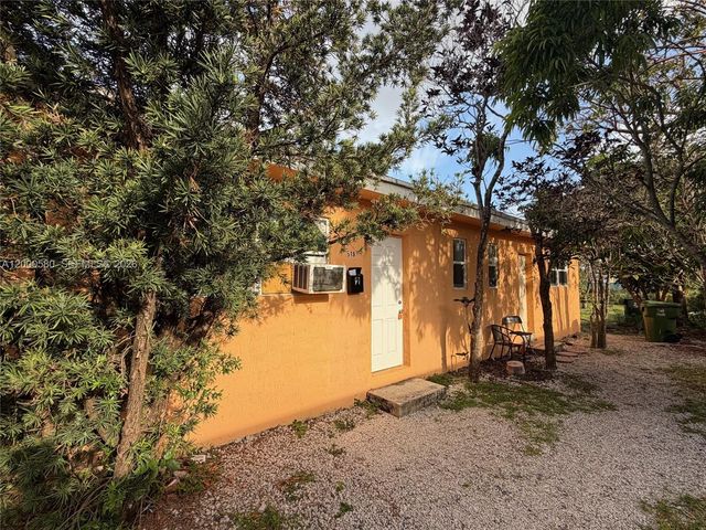 518 NW 10th St 2, Hallandale Beach, FL 33009