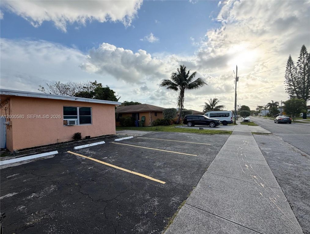 518 NW 10th St 2, Hallandale Beach, FL 33009