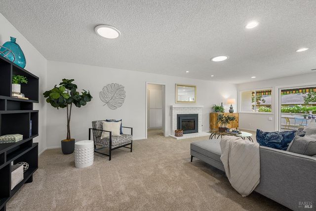 333 Twin Lakes Dr, Santa Rosa, CA 95409