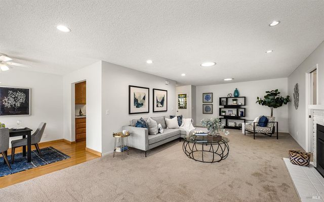 333 Twin Lakes Dr, Santa Rosa, CA 95409