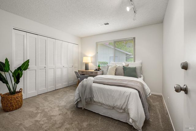 333 Twin Lakes Dr, Santa Rosa, CA 95409