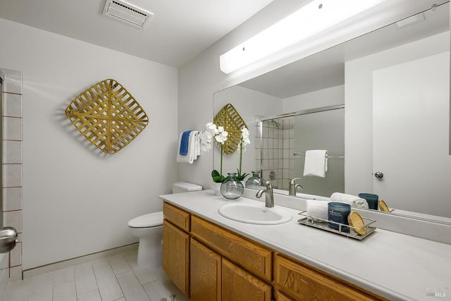 333 Twin Lakes Dr, Santa Rosa, CA 95409